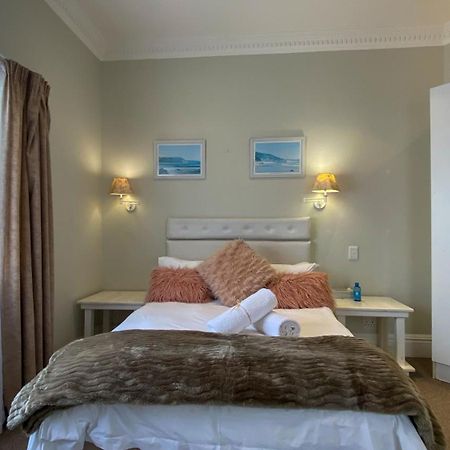 Sir Roys At The Sea Bed & Breakfast Port Elizabeth Exterior photo