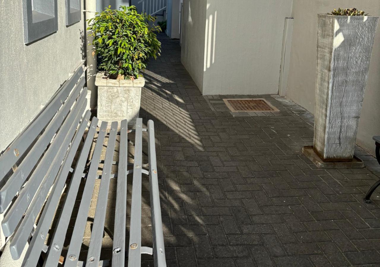 Sir Roys At The Sea Bed & Breakfast Port Elizabeth Exterior photo