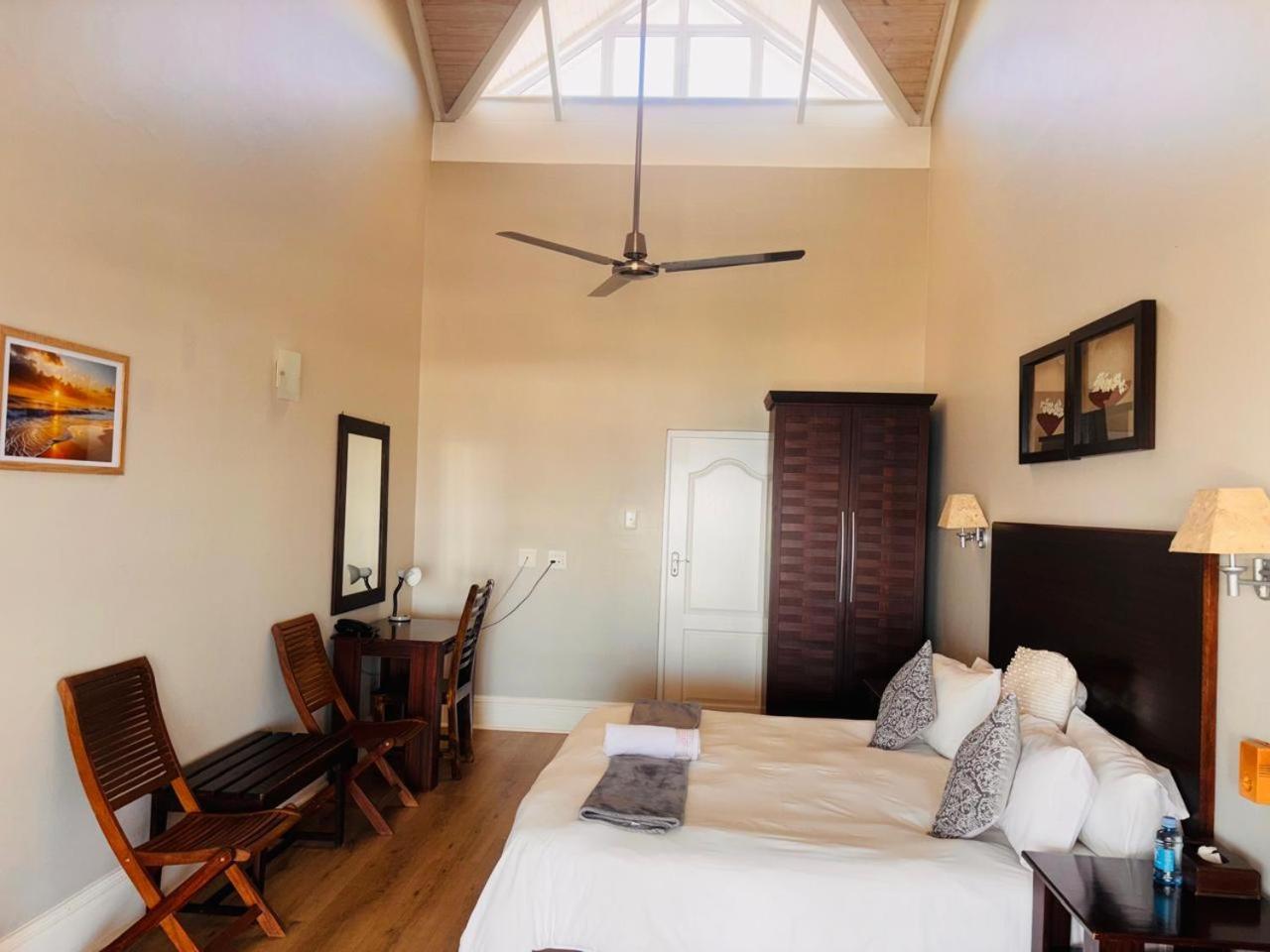 Sir Roys At The Sea Bed & Breakfast Port Elizabeth Exterior photo